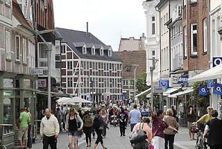 21489 historische ARchitektur Bergedorfs Kornwassermuehle Fachwerkgebude in Bergdorfs Innenstadt - Fussgngerzone Sachsentor Geschfte und Passanten