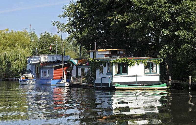 Curslack ist ein Stadtteil der Stadt Hamburg im Bezirk Bergedorf. Curslack ist einer der vier Stadtteile neben Kirchwerder, Neuengamme und Altengamme, die zusammen die Hamburger Vierlande bilden. Der Ortsname Curslack (plattdeutsch Corslak) ist eine Abwandlung von "kurze Lache", da das Gebiet frher oft berflutet wurde, das Wasser aber immer nur vorbergehend (kurz) anhielt. Im Rahmen des Gro-Hamburg-Gesetzes 1937/1938 erfolgte die Eingemeindung Bergedorfs und der Vierlande nach Hamburg. Seit 1949 ist Curslack Stadtteil im neu geschaffenen Bezirk Bergedorf. Der Hamburger Stadtteil hat eine Flche von 10,6 km und ca. 3700 Einwohner. 