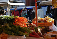 X33243 Gemsestand auf dem Eimsbttler Wochenmarkt - ein Bund Mhren leuchtet in de Sonne.