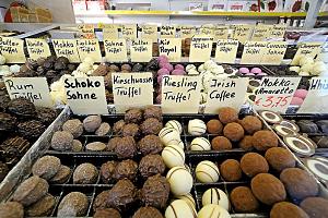 Pralinenstand auf dem Fuhlsbttler Wochenmarkt Ratsmuehlendamm - Trffelpralinen, Schoko Sahne. Bilder aus den Hamburger Stadtteilen und Bezirken - Fotos aus dem Stadtteil Hamburg Fuhlsbttel - Bezirk Hamburg Nord. "Fulesbutle", die "Siedlung im Sumpfgelnde", wird 1283 erstmalig urkundlich erwhnt - der 6,6kkm grosse Hamburger Stadtteil hat ca. 12 000 Einwohner. 