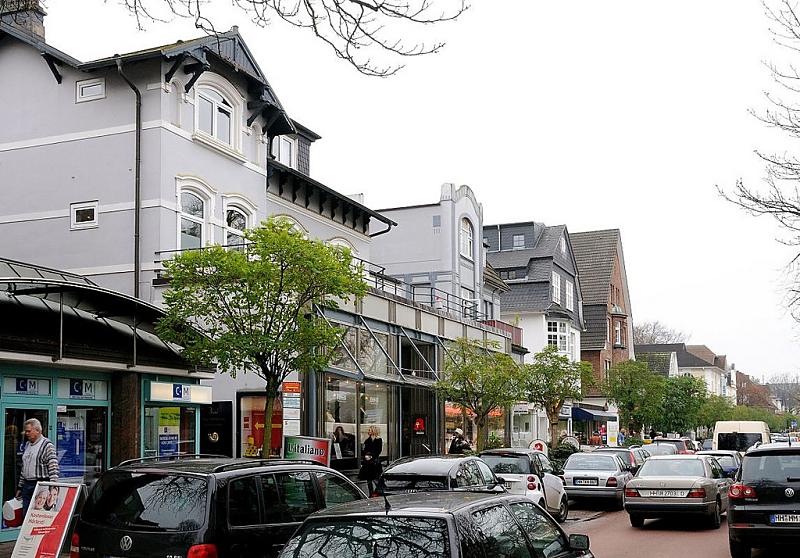 Bilder aus dem Stadtteil Gross Flottbek - Bezirk Hamburg Altona. Der Stadtteil Groß Flottbek liegt im Hamburger Bezirk Altona. Der Name leitet sich von der Flottbek ab, einem südwärts zur Elbe fließenden Bach. Die erste urkundliche Erwähnung von Klein und Groß Flottbek (plattdeutsch: Lütten un Groten Flöbbeek) ist auf das Jahr 1305 datiert. Großflottbeck gehörte zunächst zur Grafschaft Stormarn, ab 1304 bzw. 1307 zur Grafschaft Holstein-Pinneberg, die ab 1640 in Personalunion von den dänischen Königen regiert wurde, und fiel 1866 an Preußen. 1927 wurde die selbständige pinnebergische Landgemeinde durch das Groß-Altona-Gesetz zum Vorort der Großstadt Altona/Elbe und ging 1938 zusammen mit Altona in Hamburg auf. Auf 2,4 km² leben ca. 10 000 Einwohner ind dem Stadtteil.