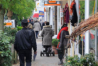 2996 Geschfte und Fussgnger in der Waitzstrasse.