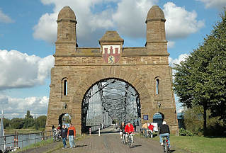 0066 Portal der historischen Harburger Elbbruecken - Radfahrer, Radstrecke Hamburg-Harburg.