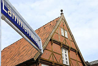 5993 Geschichte Harburgs, Strassenschild der Laemmertwiete - Fachwerkgiebel.