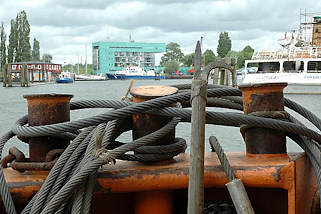 9626 Poller - Stahltrossen, Eisentrossen - Bootshaken im Harburger berwinterungshafen