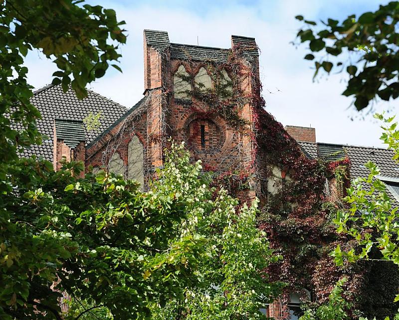 Aufnahmen aus den Hamburger Stadtteilen und Bezirken - Bilder von Hamburg HEIMFELD, Bezirk HARBURG. Der Ort Heimfeld wurde erstmals 1417 urkundlich erwhnt. 1888 wurde die Ortschaft ein Teil der Stadt Harburg, die wiederum 1937 nach Hamburg eingemeindet wurde. Der Stadtteil hat auf einer Flche von 11,7 km ca. 20 000 Einwohner. 