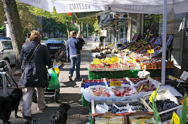 Der Stadtteil HOHELUFT OST gehrt zum Bezirk Hamburg Nord, whrend Hoheluft West dem Bezirk Hamburg Eimsbttel zugeordnet wird. Die Hoheluftchaussee bildet die Grenze zwischen den beiden Stadtteilen. Der Name Hoheluft leitet sich vom Galgen ab, der im Mittelalter dort stand. In Hoheluft - Ost leben auf 0,6 km leben ca. 9000 Einwohner . 