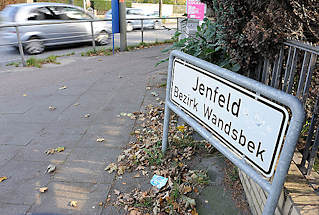 9366 Stadtteilschild an der Strasse - Weisses Schild mit schwarzer Schrift Jenfeld - Bezirk Wandsbek.