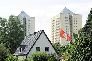 Hambug-Bilder aus dem Stadtteil Lohbrgge - Bezirk HAMBURG BERGEDORF. Der Name Lohbrgge bezeichnet mit der Vorsilbe Loh- einen Wald oder eine Waldlichtung, mit der Nachsilbe -brgge wiederum eine Brcke. Das Gebiet des heutigen Lohbrgge wurde bereits am 1. November 1257 erstmals urkundlich erwhnt und gehrte ab 1303 zum Kloster Reinbek. Mit der Skularisierung des Klosters 1528 fiel Lohbrgge 1544 an das Amt Reinbek, das den Herzgen von Schleswig-Holstein-Gottorf gehrte. Bis 1937 entwickelte sich die Gemeinde Lohbrgge unabhngig von Hamburg und Bergedorf; erst 1937 wurde die Gemeinde Lohbrgge der Stadt Bergedorf zugeschlagen und im Rahmen des Gro-Hamburg Gesetzes zu einem Stadtteil Hamburgs. Auf einer Flche von ca. 13 km leben ungefhr 13. 000 EinwohnerInnen.