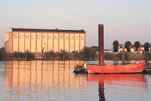 Blick ber den Holzhafen - Rotes Boot am Holzsteg - Getreidespeicher hinter dem Moorfleeter Deich. Hamburgs Stadtteil MOORFLEET - Bilder aus dem Bezirk HAMBURG BERGEDORF. Das Gebiet von Moorfleet ist seit etwa Ende des 12. Jahrhunderts besiedelt. 1395 kaufte die Stadt Hamburg zur Sicherung des Handels durch die Elbschifffahrt dem Grafen Otto I. von Schauenburg fr 2500 Mark mehrere Drfer ab, so auch das Gebiet Moorfleets. Die Bauern der Gegend bauten zunchst Hopfen und Gerste fr die Hamburger Bierbrauereien an, spter stellten die Landwirte auf Gemseanbau um. Im Hamburger Stadtteil Moorfleet leben 4,3 km ca. 1100 Einwohner.