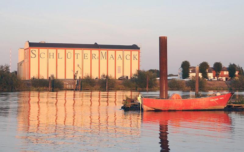 Hamburgs Stadtteil MOORFLEET - Bilder aus dem Bezirk HAMBURG BERGEDORF. Das Gebiet von Moorfleet ist seit etwa Ende des 12. Jahrhunderts besiedelt. 1395 kaufte die Stadt Hamburg zur Sicherung des Handels durch die Elbschifffahrt dem Grafen Otto I. von Schauenburg fr 2500 Mark mehrere Drfer ab, so auch das Gebiet Moorfleets. Die Bauern der Gegend bauten zunchst Hopfen und Gerste fr die Hamburger Bierbrauereien an, spter stellten die Landwirte auf Gemseanbau um. Im Hamburger Stadtteil Moorfleet leben 4,3 km ca. 1100 Einwohner.