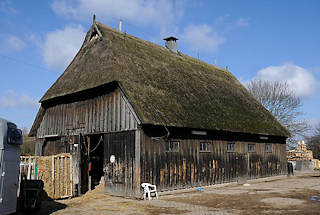 6711 Erlebnishof Burmester in Hamburg Moorfleet - alte Scheune mit Holzwnden und Reetdach.