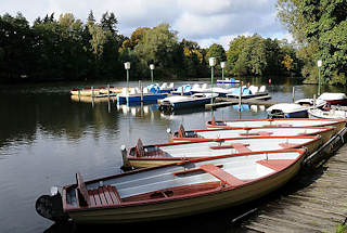 8868 Alster bei der Ohlsdorfer Ratsmuehlenbruecke - Bootsvermietung mit Ruderbooten und Tretbooten.