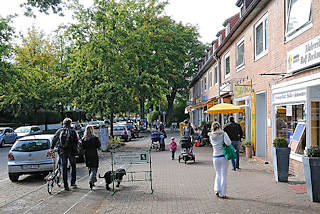 8917 Einkaufen in Hamburg Ohlsdorf / Klein Borstel - Geschfte in der Stuebeheide. Passanten auf der Strasse.