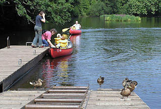 P7280035 Kanus legen am Steg bei der Poppenbttler Schleuse an - Enten sitzen in der Sonne.