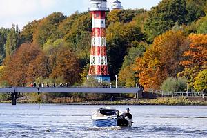 Fotos aus den Hamburger Stadtteilen und Bezirken. Die Hansestadt Hamburg ist in sieben Bezirke unterteilt, die in 105 Stadtteile untergliedert sind. Der Stadtteil Hamburg Rissen gehrt zum Bezirk Hamburg Altona. Rissen wurde erstmalig im Jahr 1255 urkundlich erwhnt. Es gehrte jahrhundertelang zu Holstein-Pinneberg. 1640 fiel es mit ganz Holstein-Pinneberg an Christian IV. von Dnemark und blieb so in Personalunion Teil des dnischen Knigreiches, bis es nach dem Zweiten Deutsch-Dnischen Krieg 1864 an sterreich fiel, mit dem Ende des sterreichisch-Preuischen Krieges 1866 aber zu Preuen wanderte. Rissen wurde 1876 mit ca. 300 Einwohnern selbstndige Gemeinde. Im Jahre 1927 (Gro-Altona-Gesetz) wurde Rissen mit mittlerweile ca. 2.000 Einwohnern in die preuische Stadt Altona/Elbe eingemeindet und fiel mit dieser 1938 als Vorort an Hamburg. Auf 16,7 km leben knapp 15 000 Einwohner im Stadtteil Rissen.