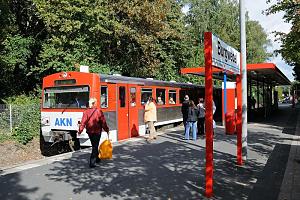 AKN Triebwagen an der Haltestelle Burgwedel - Fahrgste auf dem Bahnsteig. Hamburg SCHNELSEN, Bezirk Hamburg EIMSBTTEL. Das Dorf Schnelsen wird zum ersten Mal 1253 urkundlich erwhnt. Schnelsen gehrte bis 1937 zum Kreis Pinneberg und war damit Teil der Provinz Schleswig-Holstein im ehemaligen Preuen und wurde 1937 in Hamburg eingemeindet. Auf 9,0 km leben ca. 27 000 Einwohner. 