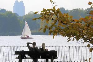 Bilder aus den Hamburger Stadtteilen und Bezirken - Fotos aus Hamburg UHLENHORST, Bezirk Hamburg NORD. Das Gelnde der Uhlenhorst – frher sumpfige Wiesenlandschaft – musste zunchst aufgeschttet werden, bevor es bebaut werden konnte. Der Hofwegkanal, der Winterhuder Kanal und der erste Abschnitt des Osterbekkanals wurden zur Entwsserung angelegt. Auf einer Flche von 2,2 km leben ca. 15 000 Einwohner.