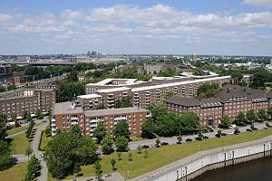 Luftaufnahme Hamburg Veddel -Wohnblocks aus Backstein - Promenade am Mggenburger Zollhafen - Hamburg Panorama. Fotos aus den Hamburger Stadtteilen und Bezirken - Bilder von Hamburg VEDDEL, Bezirk Hamburg MITTE. Die Veddel gehrt seit 1768 zu Hamburg und liegt auf den drei Elbinseln Veddel, Peute und Wilhelmsburg. Auf einer Flche von 4,4 km leben knapp 5000 Menschen.