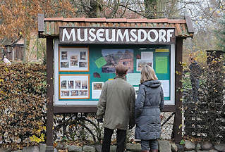 2564 Eingang zum Volksdorfer Museumdorf - Tafel mit Veranstaltungs-Ankdigungen.