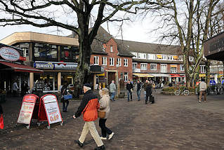 2736 Platz WEISSE ROSE - Hamburg Volksdorf. Geschfte und Passanten in der Volksdorfer Fussgngerzone.