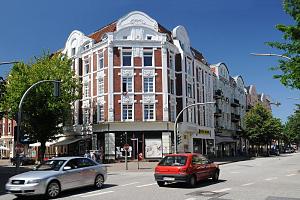 Jugendstilarchitektur - Wohngebude in Hamburg Wilhelmsburg - Strassenverkehr in der Wilhelmsburger Veringstrasse. Fotos aus den Hamburger Stadtteilen und Bezirken - Bilder von Hamburg WILHELMSBURG, Bezirk Hamburg Mitte. Der Hamburger Stadtteil Wilhelmsburg zwischen den beiden groen Elbarmen von Norderelbe und Sderelbe. 1672 erwarb Georg Wilhelm von Braunschweig-Lneburg-Celle drei groe Elbinseln, die darauf hin eingedeicht und durch Verbindungsdeiche vereint worden sind. Sie trugen fortan den Namen Wilhelmsburg. In Folge der Annexion des Unterelbegebiets durch Frankreich war Wilhelmsburg zwischen 1811 und 1814 ein Kanton des Amts Hambourg des Elbemndung-Departements, danach wieder Teil des Knigreiches Hannover, das nach 1866 preuische Provinz wurde. Durch das Gro-Hamburg-Gesetz wurde Wilhelmsburg in den Stadtstaat Hamburg eingegliedert . Mit ca. 35 km ist der Stadtteil der grte Hamburgs - ca. 50000 Einwohner leben in Wilhelmsburg. 