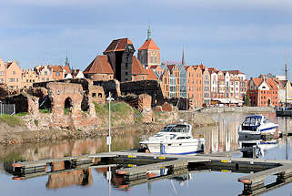 4767 Sportboothafen, Marina in Danzig - Maurerreste von Backsteinspeichern auf der Danziger Speicherinsel - im Hintergrund das historische Krantor und Gebude der Altstadt Danzigs / Gdansk.