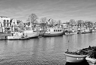 8224 Warnemnde - Hafen am Alten Strom; Fischkutter am Kai; Huser an der Vorreeg / Vordere Reihe.