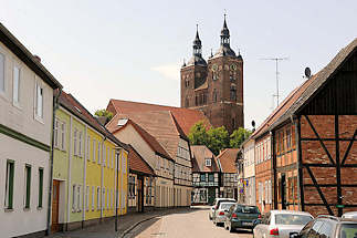 4410 Wohnhuser, Fachwerkhaus - Strasse in der Hansestadt Seehausen - Kirchtrme der ev. lutherischen Pfarrkirche St. Petri.