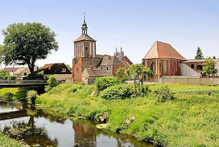 4415 Blick ber den Fluss Aland zum historischen Stadttor und der Salzkirche der Hansestadt Seehausen.