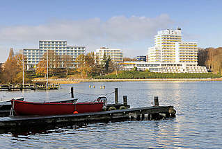 3219 Blick ber den Segeberger See zu den Segeberger Kliniken; im Vordergrund ein Bootssteg mit Ruderboot.
