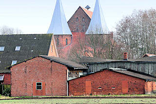 6205 Landwirtschaftliche Nutzgebude - Scheunen am Feld; dahinter die Trme vom Dom zu Bardowick St. Peter Paul. Die gotische dreischiffige Hallenkirche, erbaut zwischen 1389 und 1485.