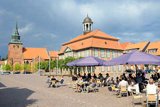 0675 Historisches Rathaus und St. Marien Kirche in Boizenburg an der Elbe. Caf auf dem Marktplatz in der Sonne - Sonnenschirme.