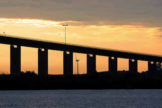 1232 Auffahrt der Brunsbttler Hochbrcke ber den Nord Ostsee Kanal bei Sonnenaufgang - die Hochbrcke Brunsbttel ist mit 2831 m die lngste Brcke ber den Nord-Ostsee-Kanal.