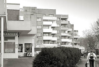 4074 Moderne Architektur - Plattenbauten; mehrstckige Wohnhuser, Balkons.