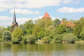 7149 Blick ber den Thielenburger See zur St. Johanniskirche und dem Waldemarturm in Dannenberg, Elbe.