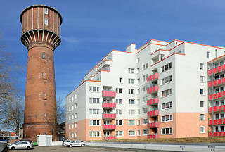 5996 Alt + Neu; historischer Wasserturm Elmshorn - erbaut 1902, Hhe 45m. Neubauten, mehrstckige Wohngebude am Schleusengraben.