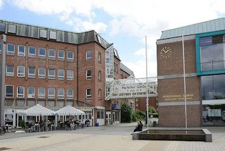 1049 Marktplatz von Glinde - Brunnen, Rathaus und Brgerhaus Marcellin-Verbe Haus.