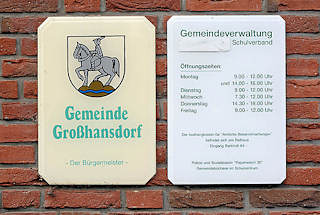 5563 Schild Gemeinde Grohansdorf mit Wappen - silberner Reiter auf goldenem Dreiberg - ffnungszeiten Gemeindeverwaltung.