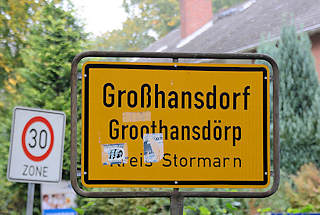 5594 Ortsschild Grohansdorf - Plattdeutsch Groothansdrp, Kreis Stormarn; gelber Grund mit schwarzer Schrift.
