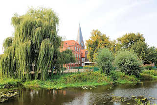 0853 Blick ber den Mhlenteich in Hagenow zur Stadtschule und Kirchturm der Stadtkirche.