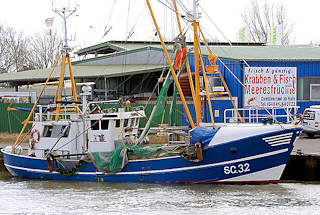 0738 Husumer Fischkutter / Krabbenkutter; Schild Krabben + Fisch, Meeresfrchte.