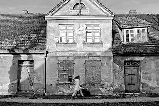 5548 Fassade eines renovierungsbedrftigen, leerstehenden Wohnhauses in Ludwigslust - Schwarz Weiss Aufnahme.