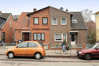 3693 Doppelhaushlfte mit unterschiedlich gestalteter Hausfassade im Lbecker Stadtteil Moisling.
