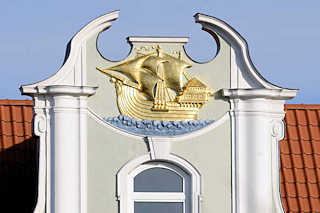 6498 Goldene Hansekogge an der Hausfassade / Giebel eines Wohnhauses am Hafen der Hansestadt Lbeck.