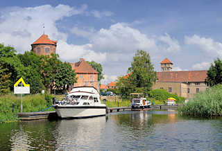 0528 Blick ber den Sportboothafen Neustadt Glewe zur alten Burg.