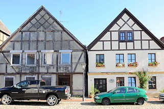 8413 Alt + Neu; restauriertes Fachwerkhaus mit weisser Fassade - unrenoviertes Fachwerkgebude; Rosenstrasse in Neustadt- Glewe.