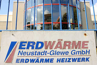 8592 Schild Erdwrme Neustadt Glewe GmbH - Erdwrme Heizkraftwerk; Geothermiekraftwerkt, das erste Kraftwerk dieser Art in Deutschland. Leistung 230kW - Frderung von Thermalwasser aus 2455 m Tiefe.