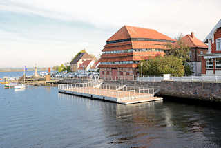 3341 Pagodenspeicher am Neustdter Binnenwasser - historischer Getreidespeicher, erbaut 1830.