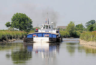 9177 Schmale Fahrrinne - Schubschiff mit Schute auf der Pinnau in Fahrt Richtung Uetersen.